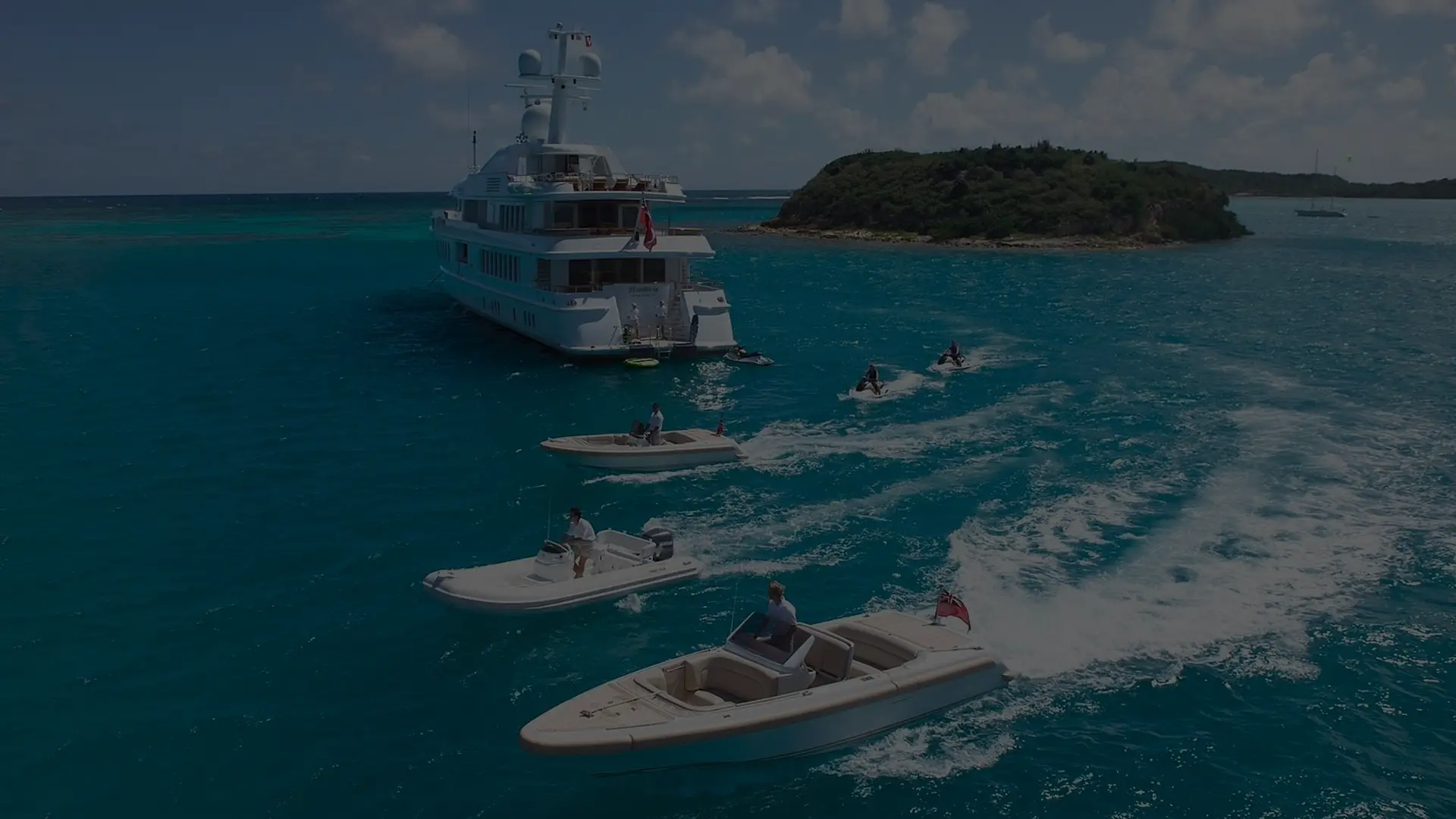 Moderne Yacht im offenen Meer vor einer mediterranen Insel