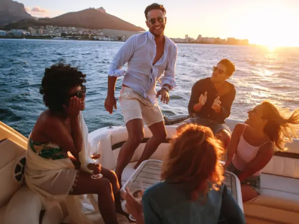 Freunde beim Sonnenuntergang auf dem Deck einer Yacht