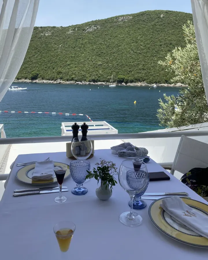Yacht fährt entlang einer grünen Inselküste in der Adria