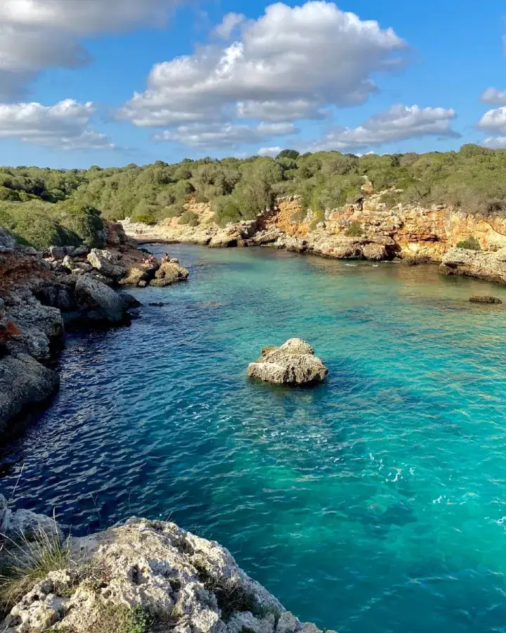 Kleine Yacht vor einer mediterranen Inselbucht