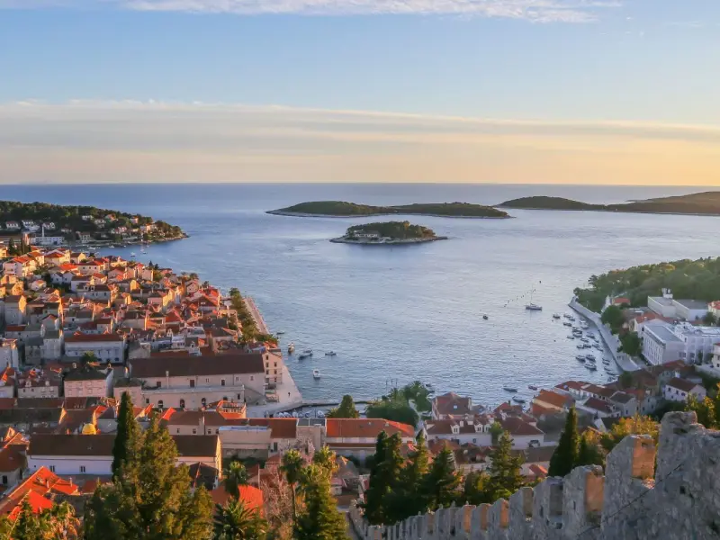 Adriaküste mit Inseln und türkisfarbenem Wasser