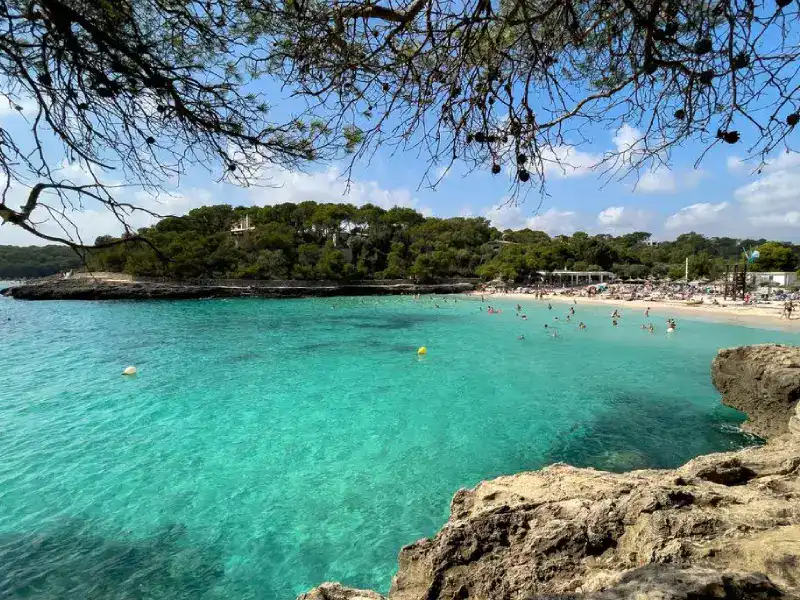 Balearische Bucht mit Yacht und felsiger Küste